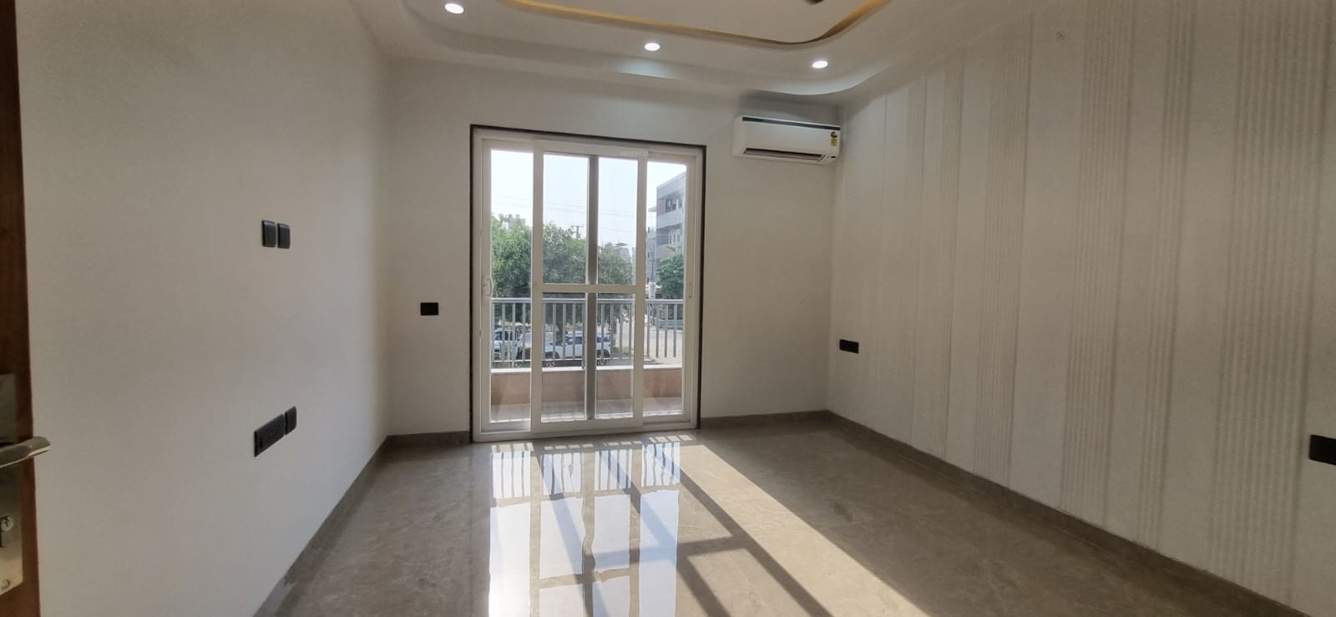  modern luxurious floor by bargainers homes Living Area