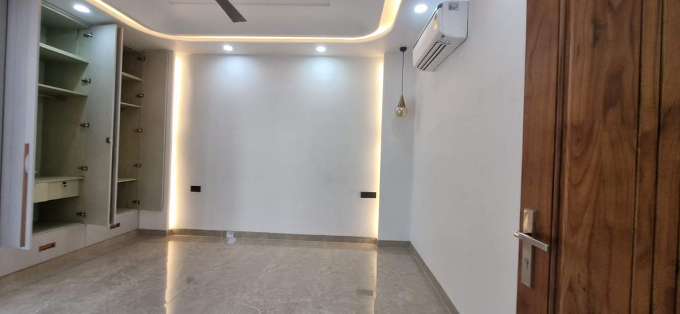  modern luxurious floor by bargainers homes Living Area