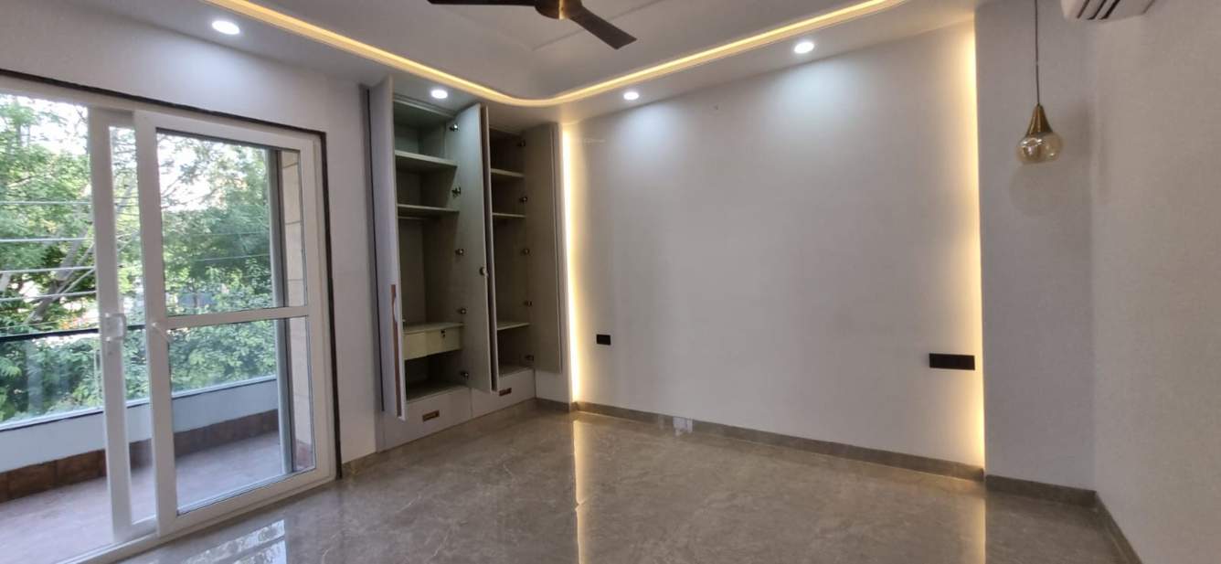  modern luxurious floor by bargainers homes Living Area