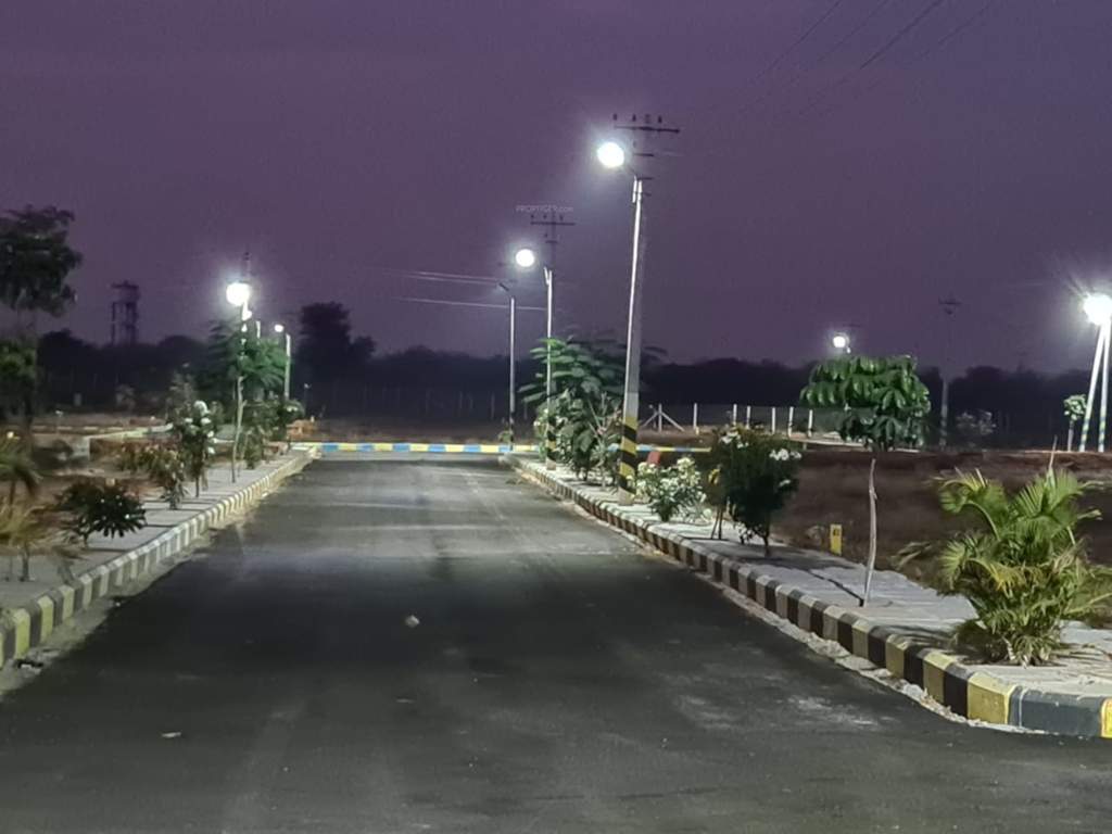  brindavanam  Plot