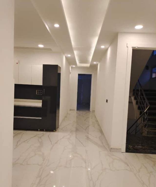  high end 275 sqyd Living Area
