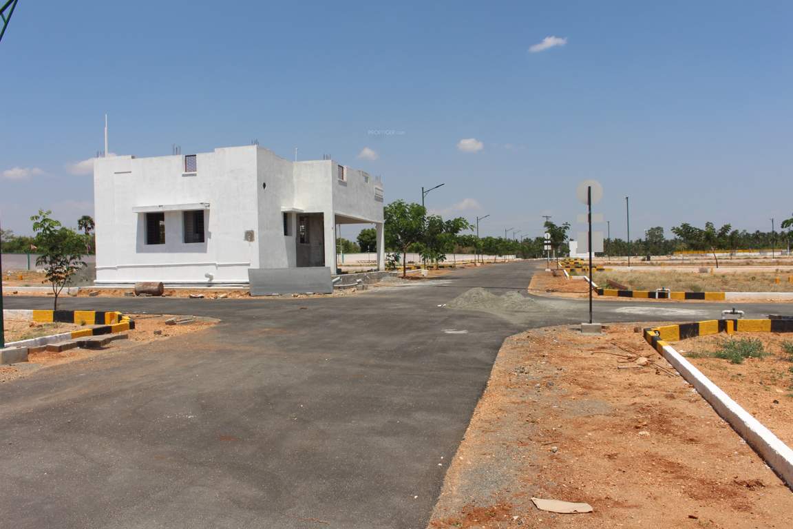  the garden city Plot