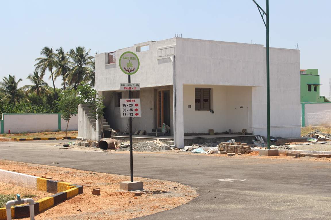  the garden city Plot
