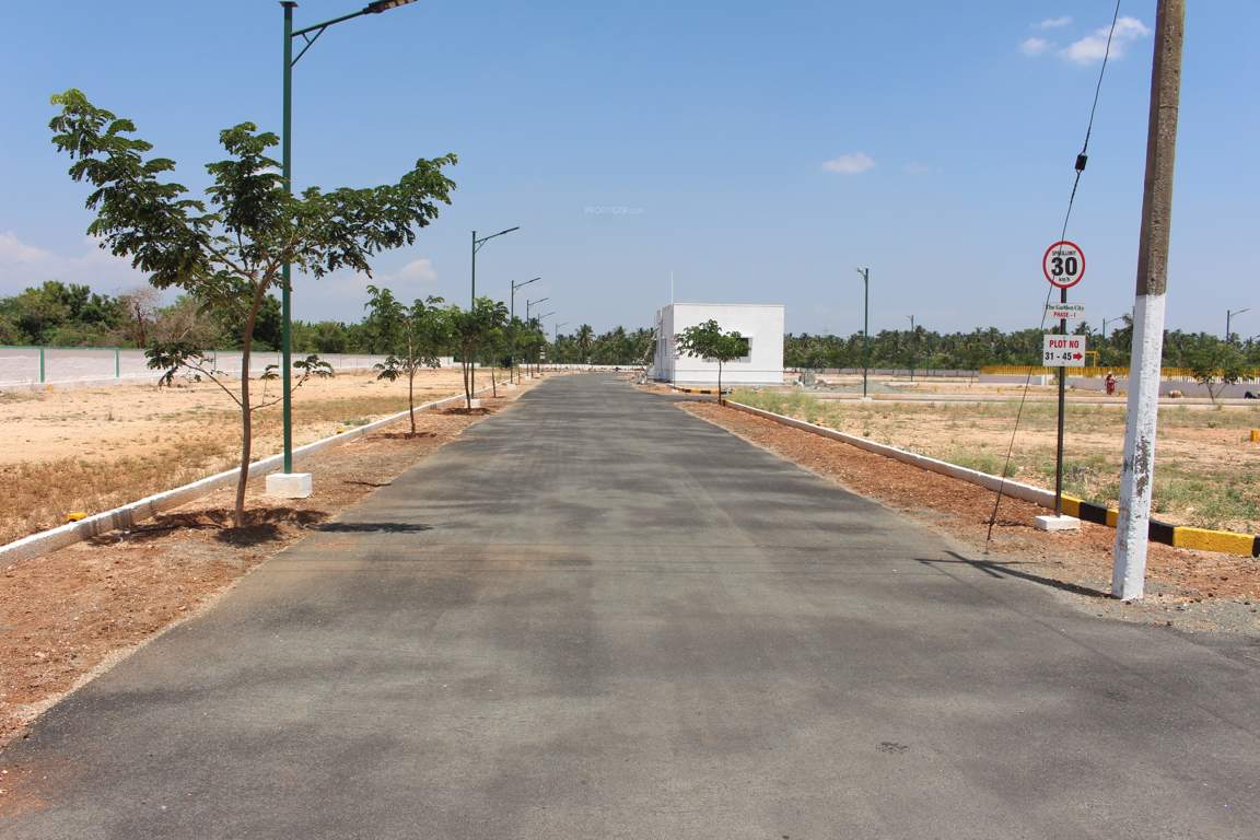  the garden city Plot