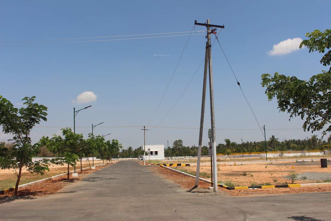  the garden city Plot