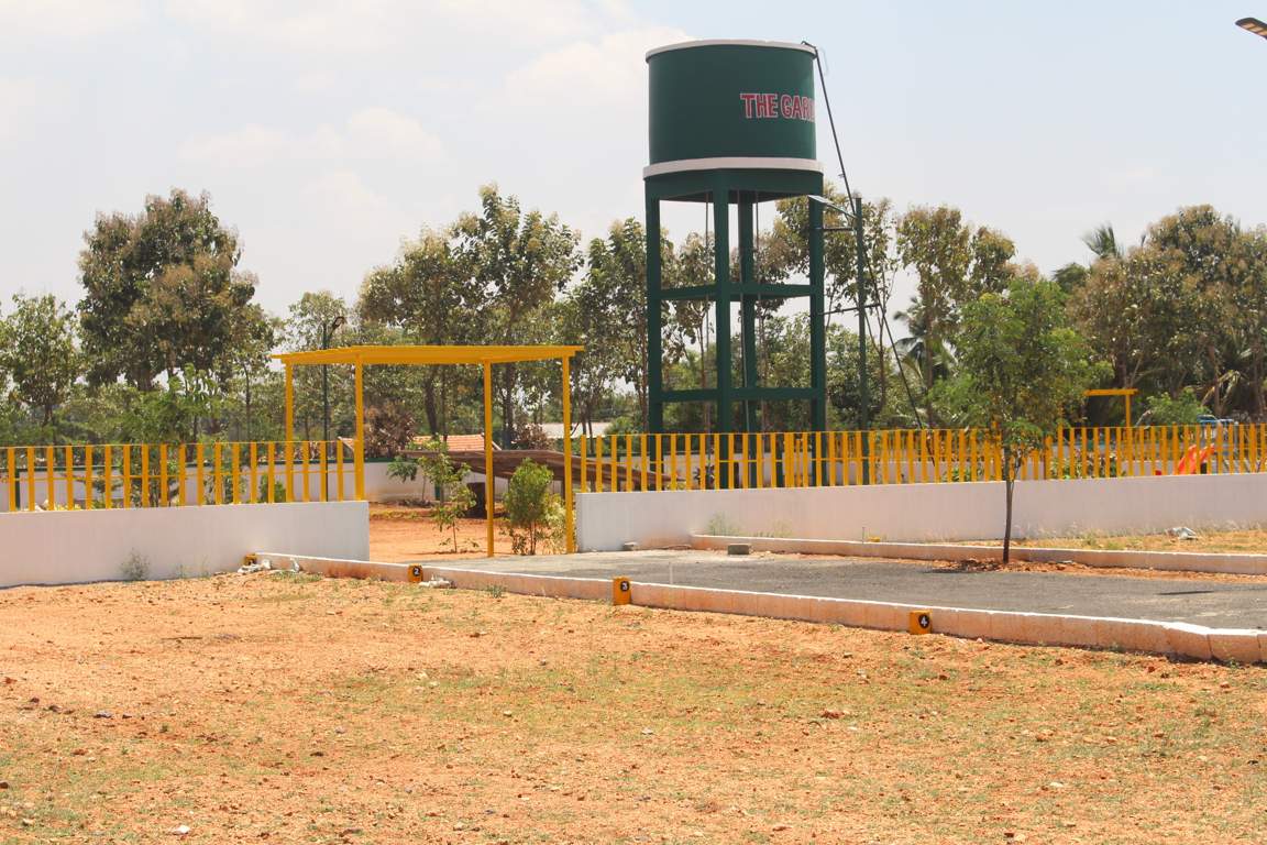  the garden city Plot
