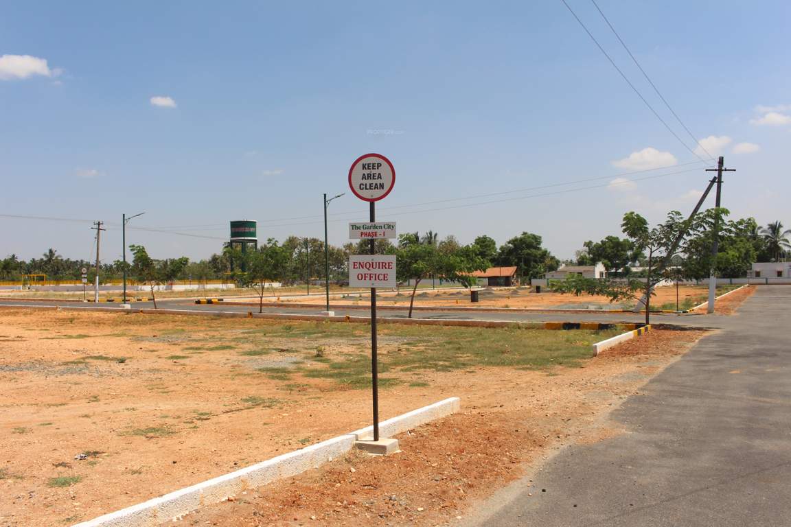  the garden city Plot