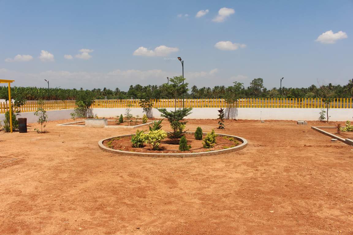  the garden city Plot