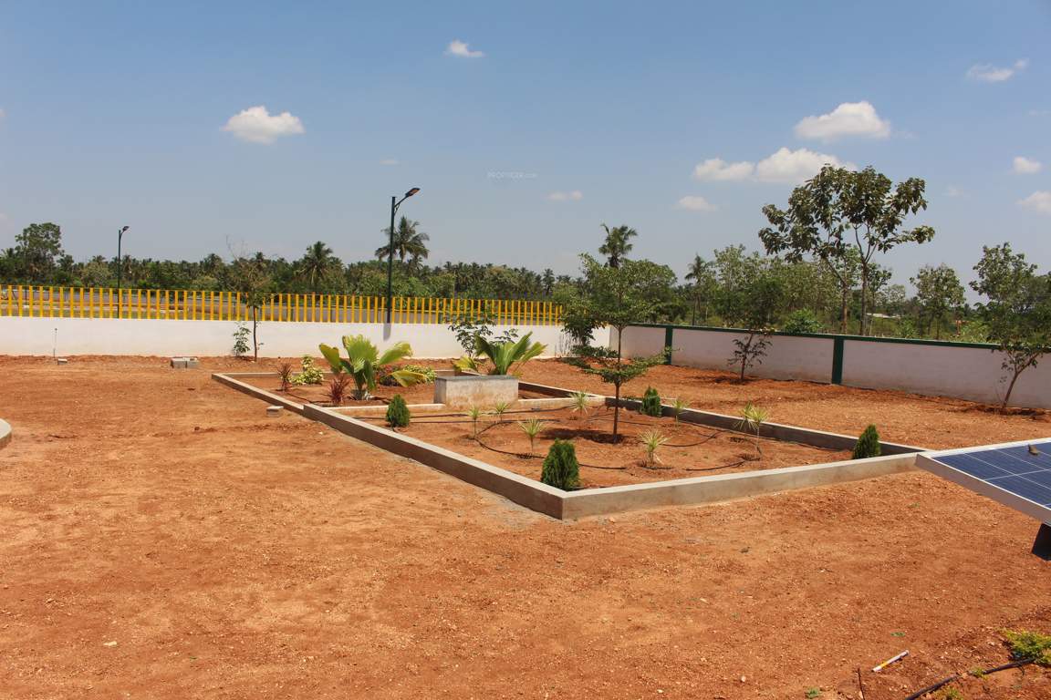  the garden city Plot