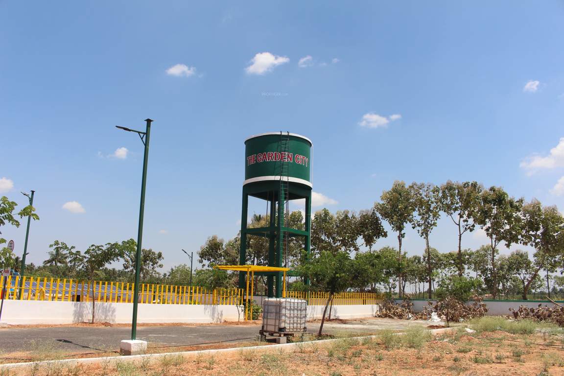  the garden city Plot