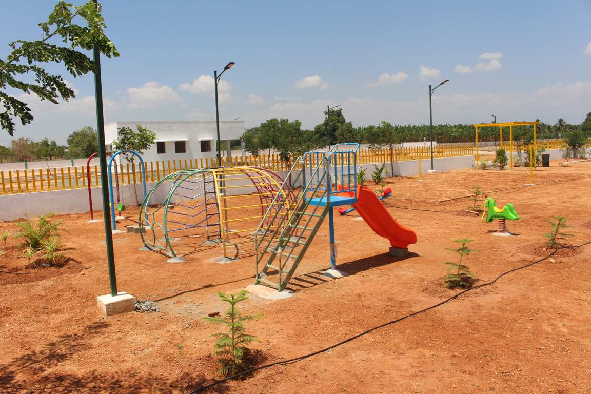  the garden city Plot