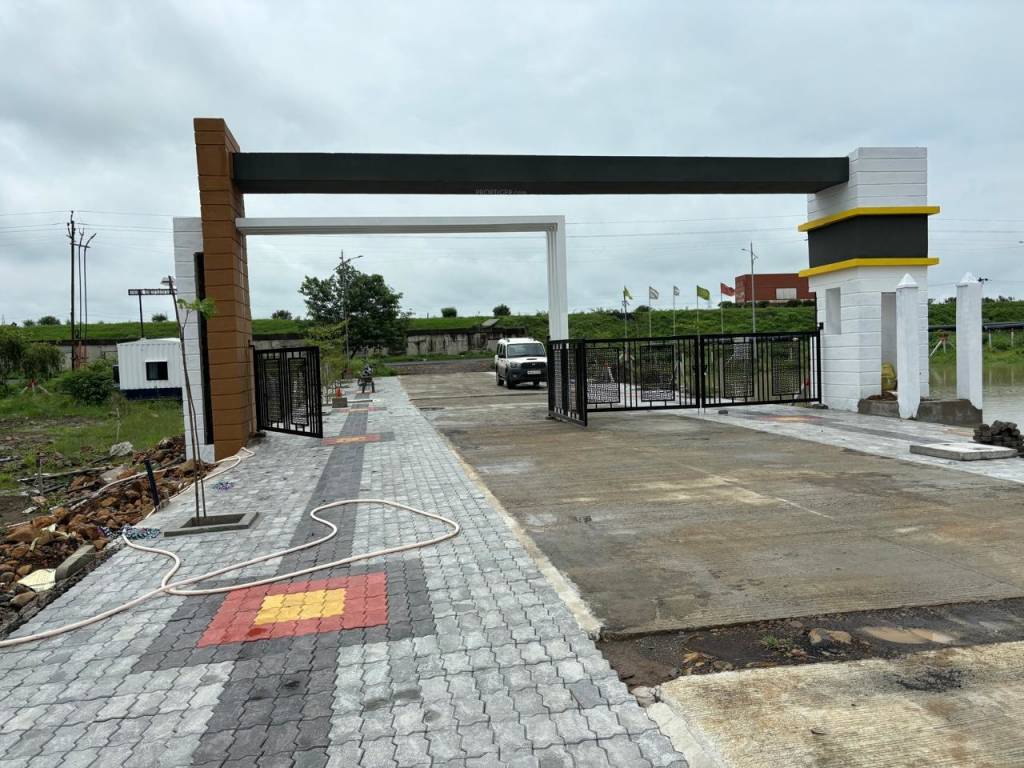 nivaasa retreat Plot