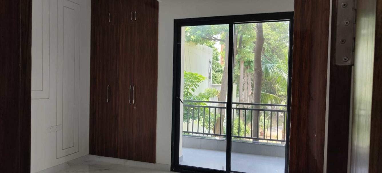  door luxury builder floor 6 Bedroom