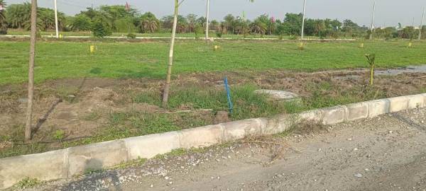  aishwarya-emirates Plot