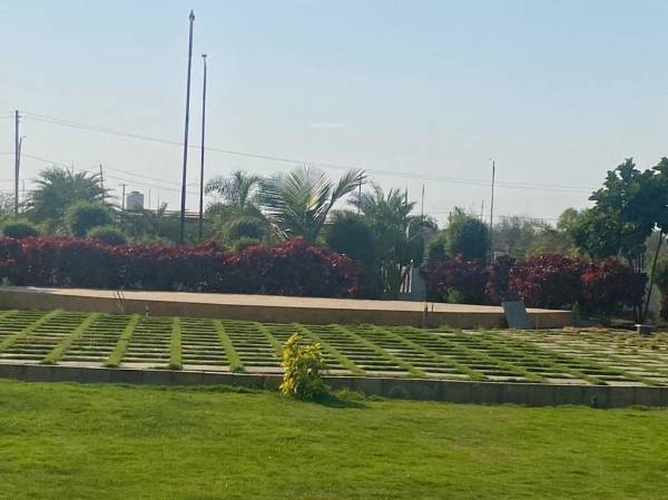  aishwarya-emirates Plot