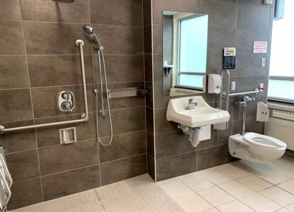  okay-plus-ruby-suites Bathroom