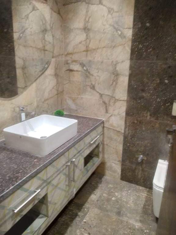  ultra luxury floor Bathroom