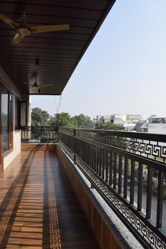  luxury-floors-350-sqyd Balcony