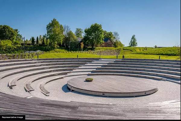  25-hourlife-tower-a1 Theme Park