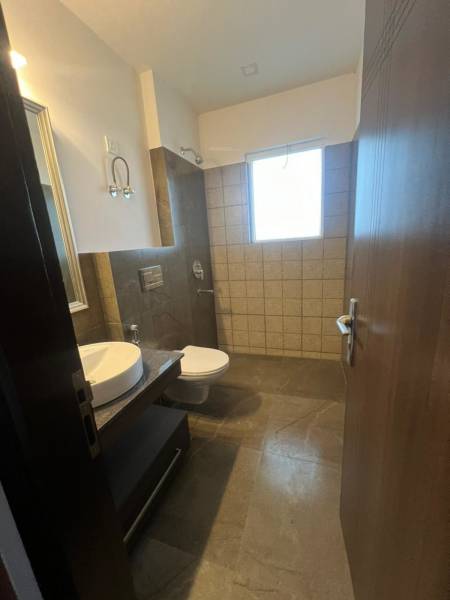  71-builder-floor Bathroom