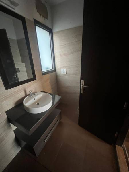  71-builder-floor Bathroom