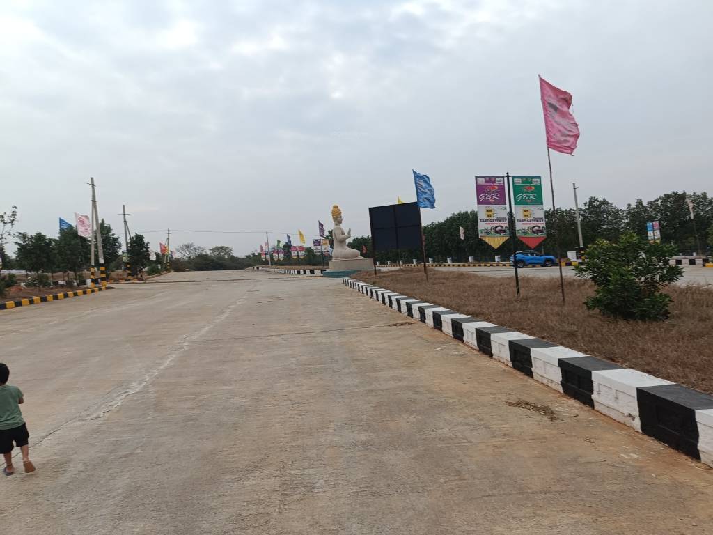  cyber town ship Plot