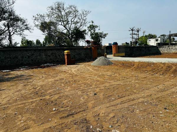  maks-silo-vika-girish Plot