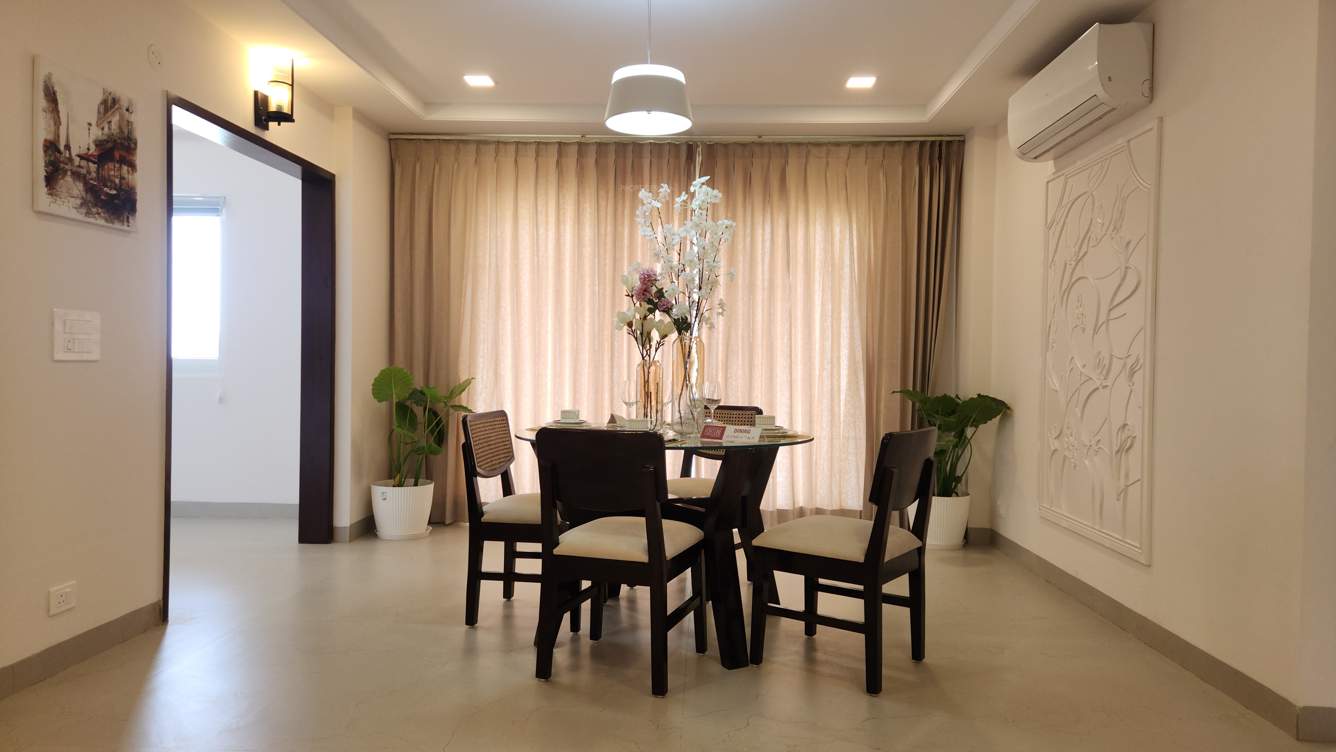 the windsor fortune Dining Area