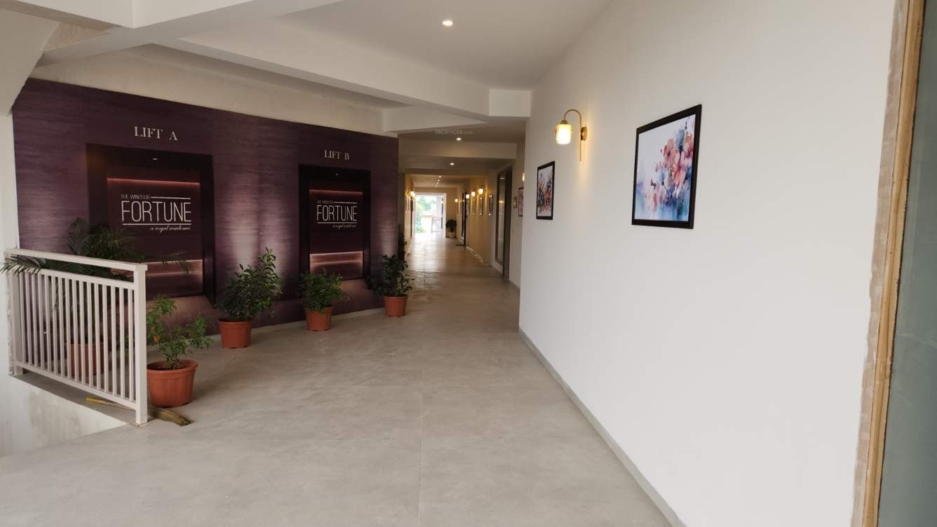  the windsor fortune Lobby