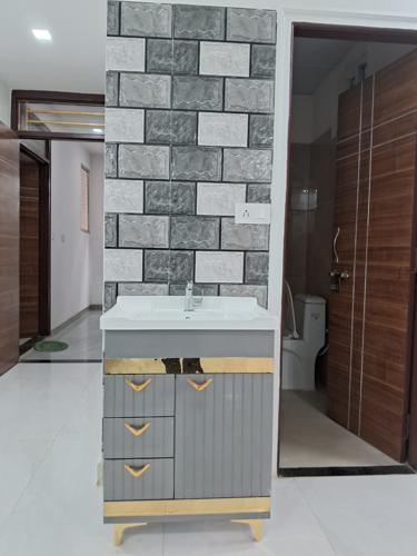  urban-homes-lll Bathroom