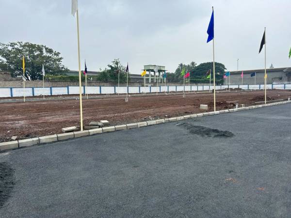  the-city-circle Plot