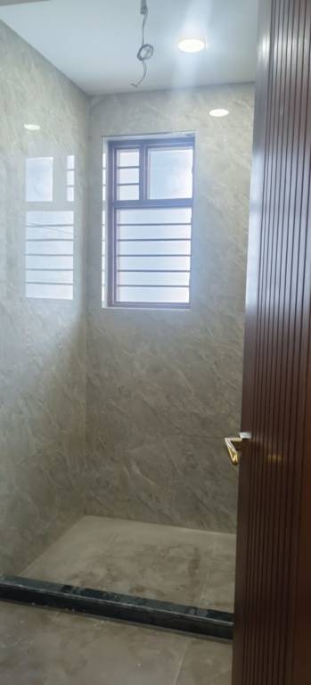  luxury builder floor Bathroom