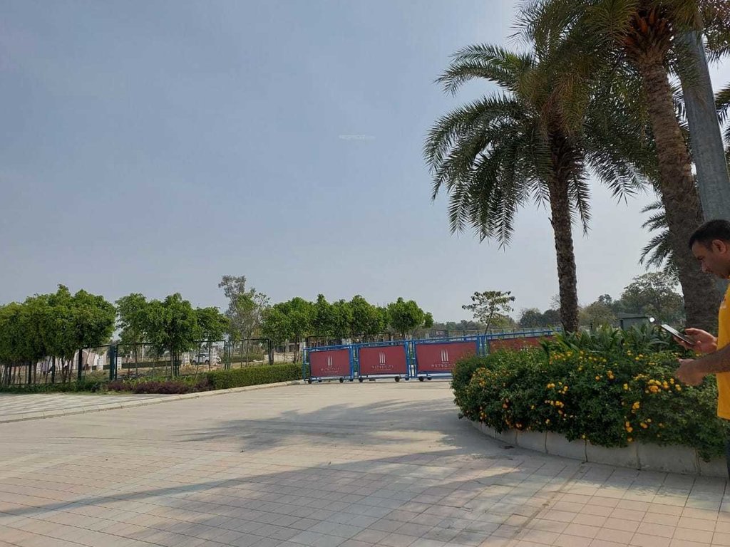  omaxe metro city Plot