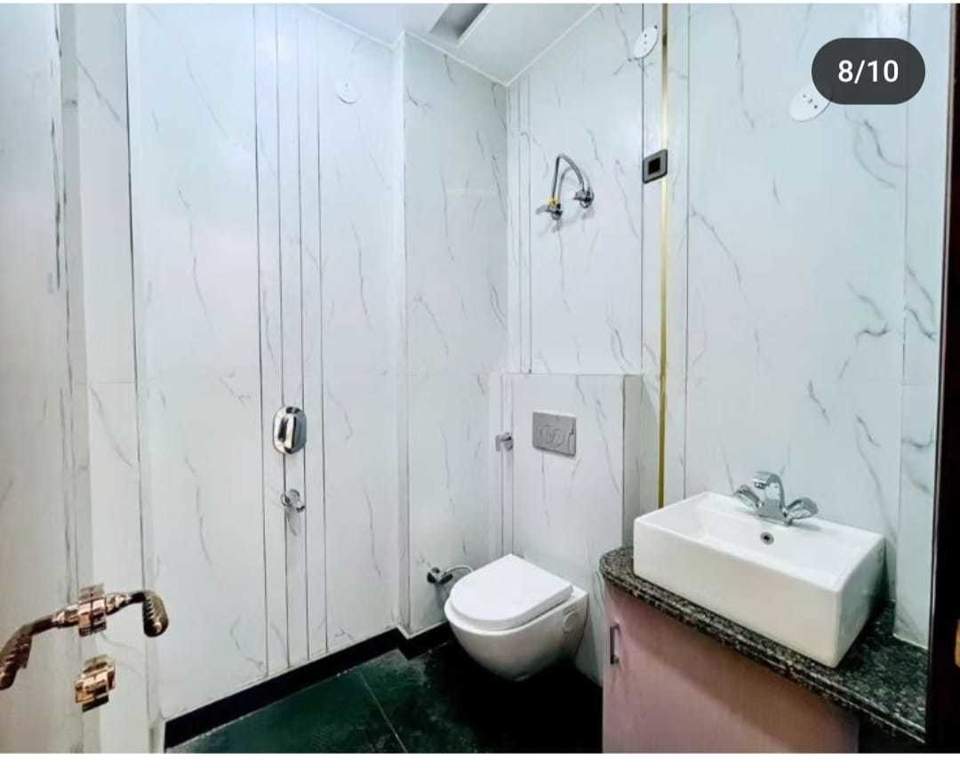  luxury floors Bathroom