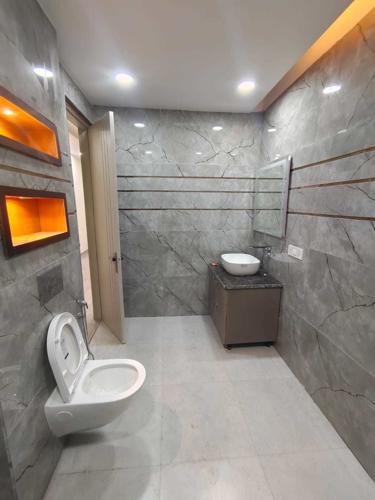  swastik-imperial-builder-floor-350-sq-yd- Bathroom