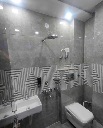  shanaya-metro-floors Bathroom