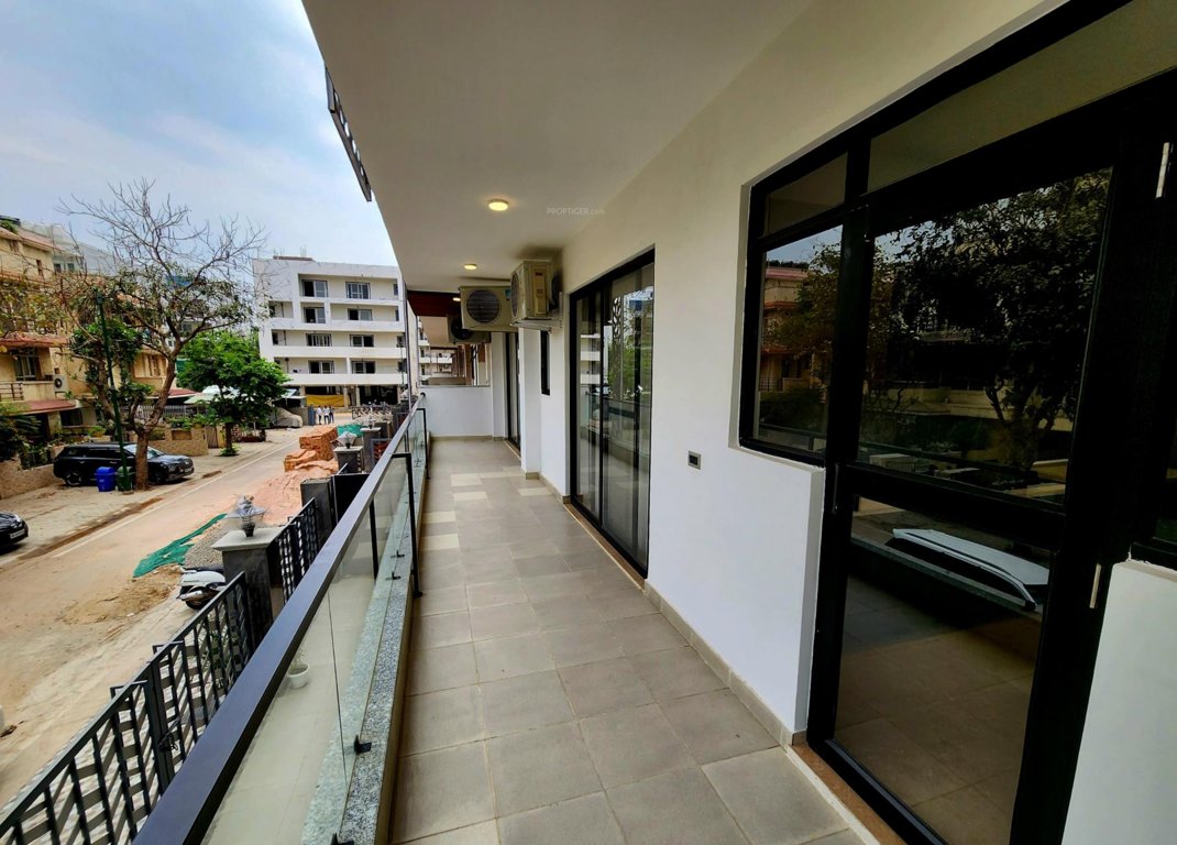  luxury builder floors 26 Balcony