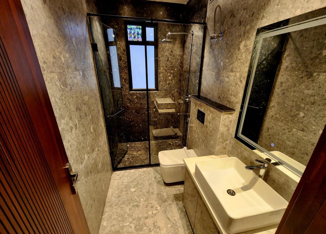  luxury builder floors 26 Bathroom