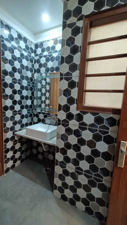  ultra luxury builder floor Bathroom