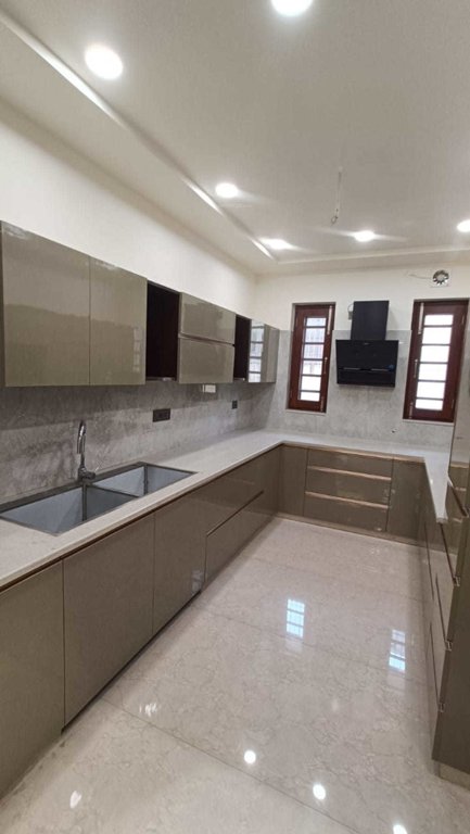 ultra luxury builder floor Kitchen