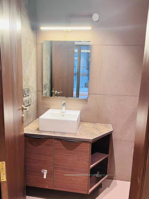  luxury builder floor inder realty zone 500 Bathroom