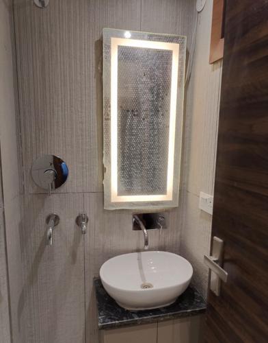 Bathroom luxury-homes-by-sehra-ji Bathroom