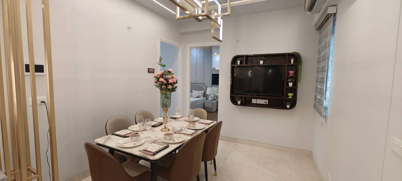  ultima 107 Dining Area