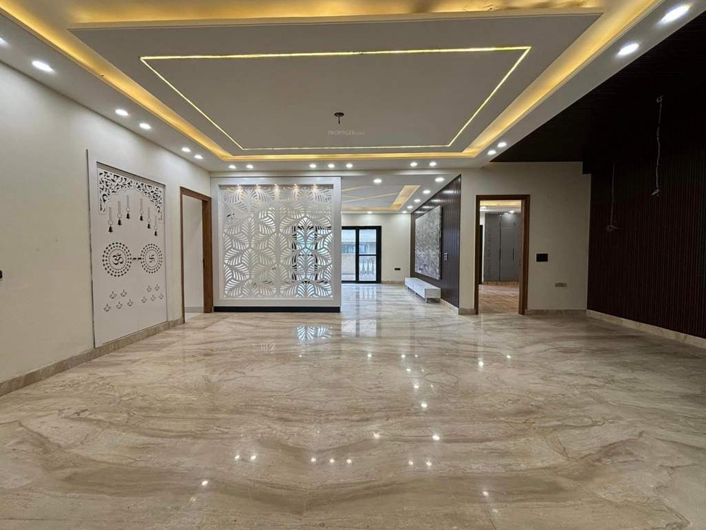 floors 575 sq yard Living Area