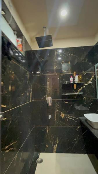  luxury-builder-floors Bathroom