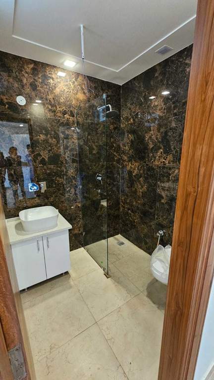  luxury floors Bathroom
