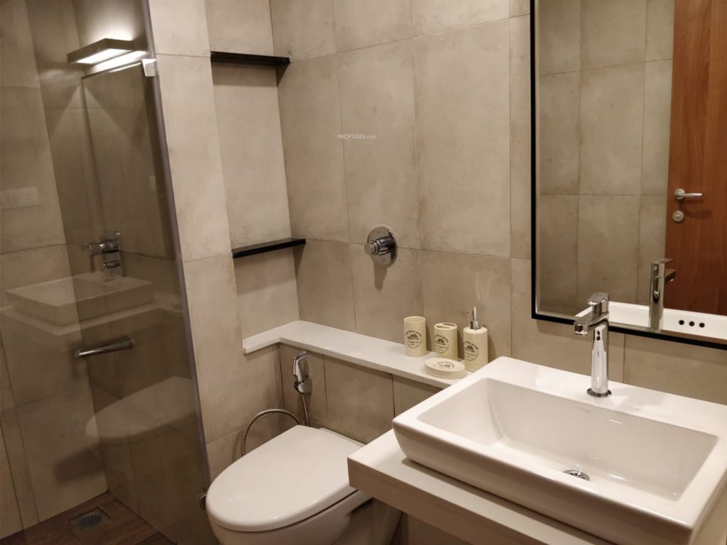  leaves and lives Bathroom