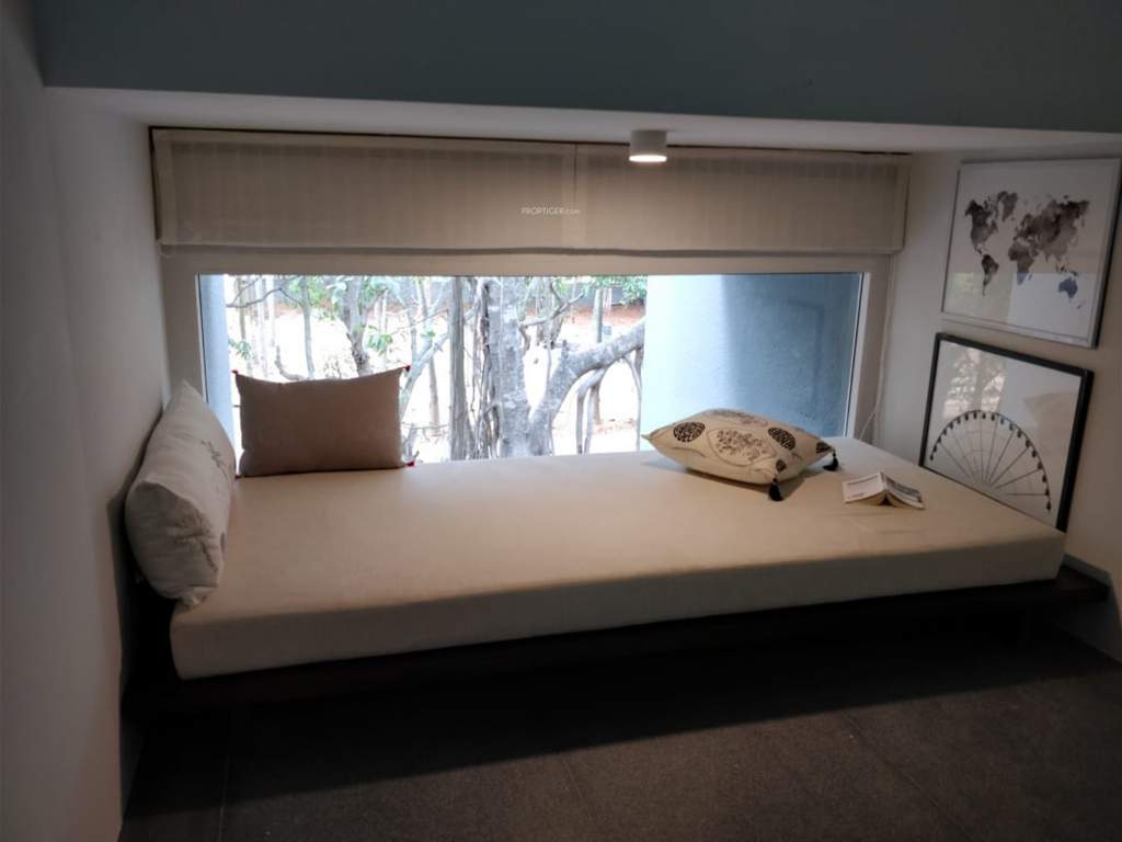  leaves and lives Bedroom