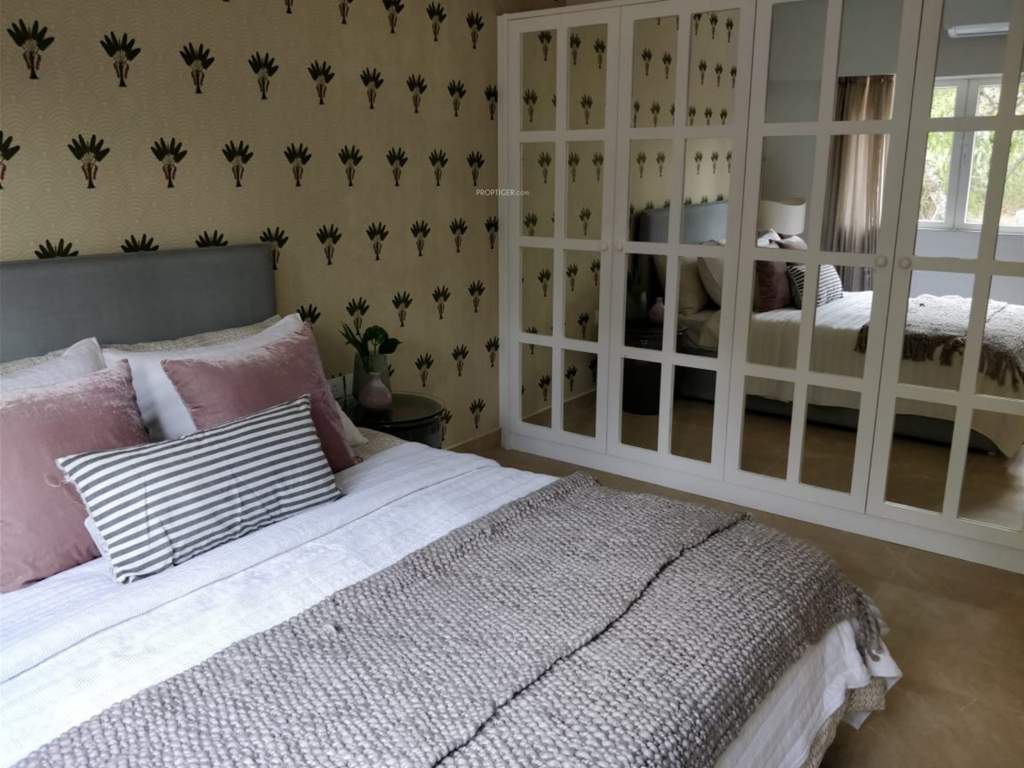  leaves and lives Bedroom