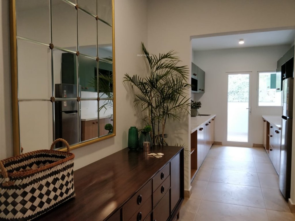  leaves and lives Kitchen